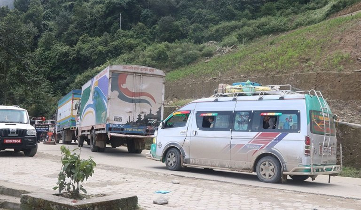 दाउन्नेमा भासिएको सडक दुईतर्फी सञ्चालनमा